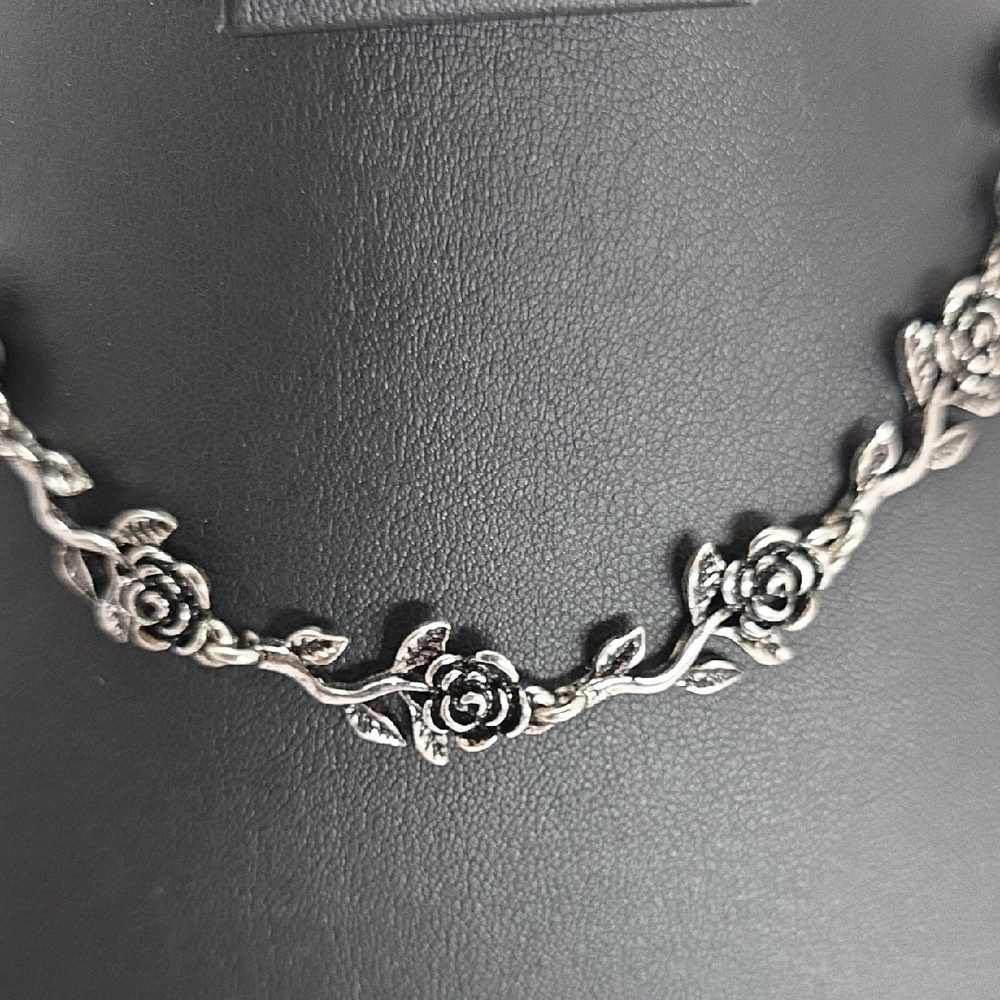 Chic Silver Rose Choker Necklace - Picture 4 of 8